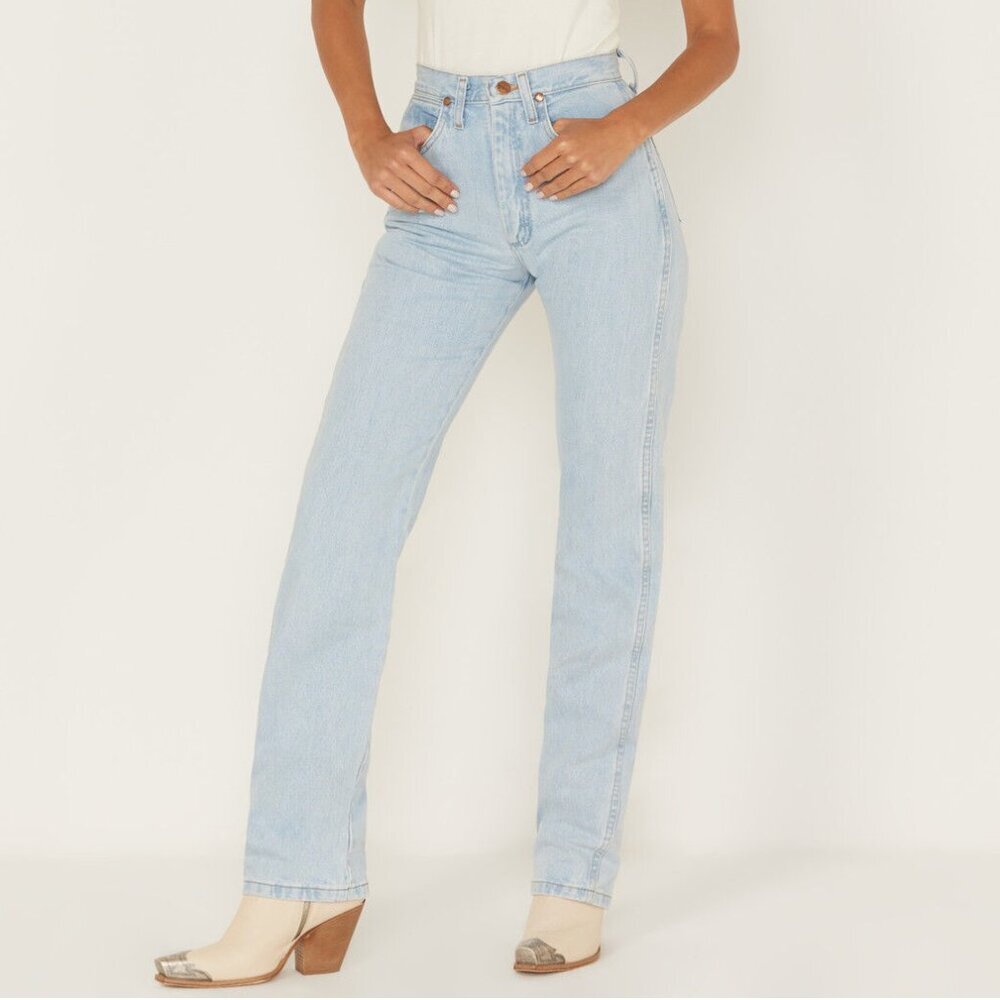 Wrangler Women’s Light Wash Slim Fit Cowboy Cut Jeans Size 9 x 32 Cowboy Carter - Picture 2 of 8